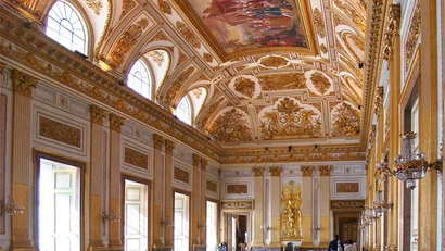 Interno di una sala storica con soffitto affrescato e decorazioni dorate