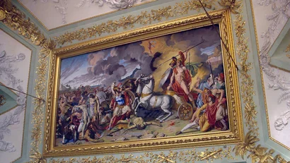 Affresco storico con scena di battaglia e cornice dorata sul soffitto decorato
