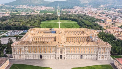 Veduta aerea della Reggia di Caserta con giardini e città sullo sfondo