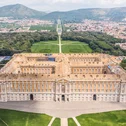 Veduta aerea della Reggia di Caserta con giardini e città sullo sfondo