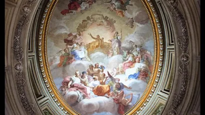 Affresco ovale sul soffitto con figure mitologiche e cornice decorata
