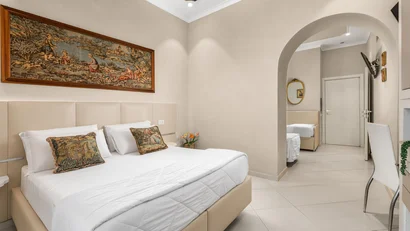 Camera da letto elegante con letto matrimoniale e decorazioni classiche alle pareti