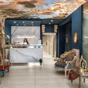Reception di hotel con pareti affrescate e arredamento elegante