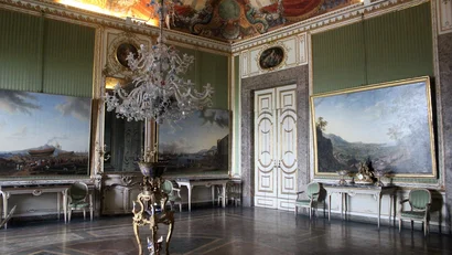 Sala elegante con lampadario di cristallo e grandi dipinti alle pareti