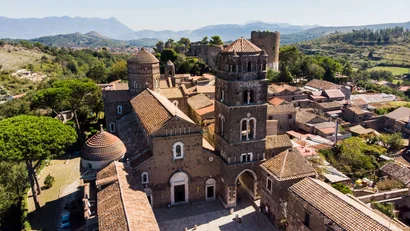 Veduta aerea di un antico complesso di edifici storici con torri e tetti in terracotta