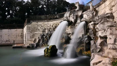 Fontana con due sculture di pesci che spruzzano acqua in un parco