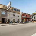 Facciata moderna di un hotel con piante in vaso lungo la strada
