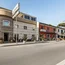 Facciata moderna di un hotel con piante in vaso lungo la strada