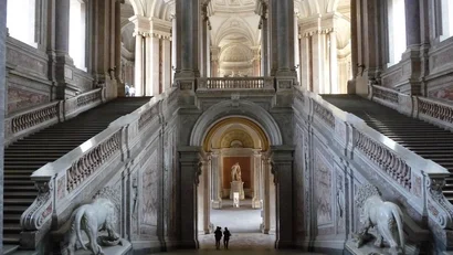 Scalinata monumentale con statue di leoni in un palazzo storico