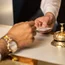 Scambio di una carta di hotel alla reception con campanello dorato