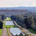 Vista della Reggia di Caserta con giardini e fontane allineate