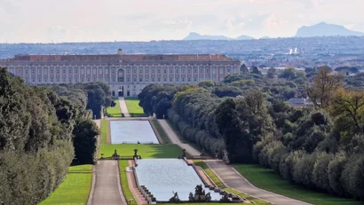 Vista della Reggia di Caserta con giardini e fontane allineate